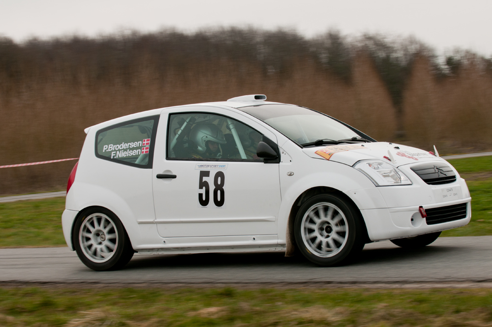 Frank Nielsen og Per Brodersen havde god fart i bilen i rallytesten ved Ans
(Foto: rallypics.dk)